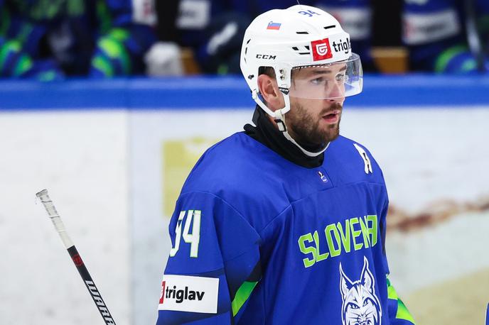 Slovenska hokejska reprezentanca : Avstrija, Rok Macuh | Rok Macuh je na poletni reprezentančni akciji utrpel pretres možganov, ki je krojil njegovo klubsko sezono. Zdaj se je vrnil v reprezentanco, s katero bo konec tedna prvič zaigral na članskem prvenstvu elitne skupine A. | Foto www.alesfevzer.com