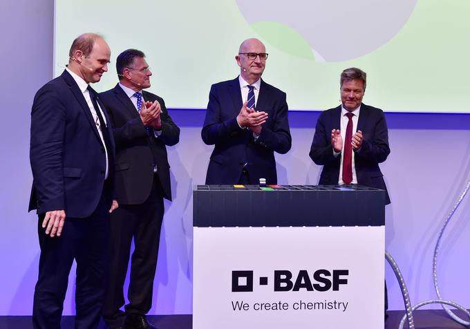 Številni nemškemu gospodarskemu ministru Robertu Habecku, ki prihaja iz vrst Zelenih, očitajo, da s sledenjem svoji podnebni agendi škodi nemški industriji. Na fotografiji vidimo Habecka (skrajno desno) junija lani na odprtju najsodobnejšega obrata za izdelavo katodnih materialov v Nemčiji, ki ga je zgradil BASF. | Foto: Guliverimage