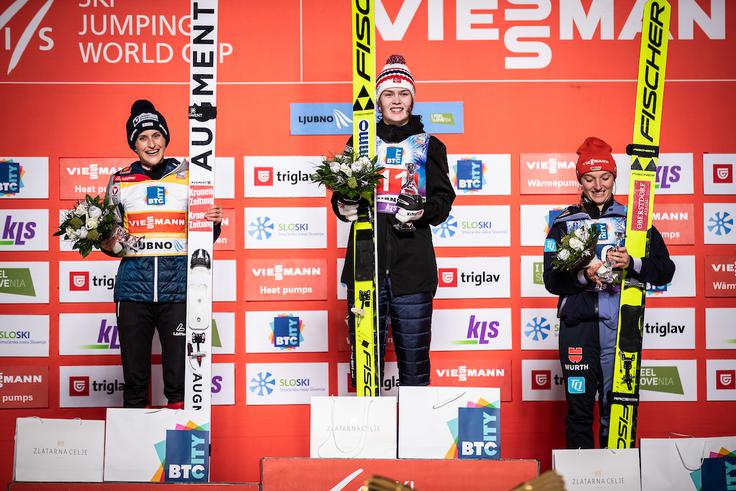 Stopničke so zasedle Eva Pinkelnig, Anna Odine Ström in Katharina Althaus. | Foto: Blaž Weindorfer/Sportida