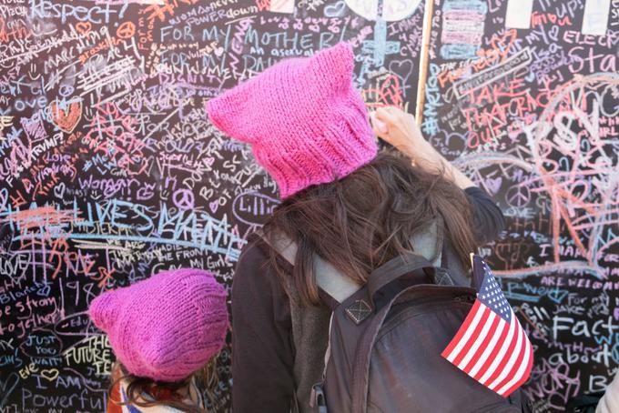 Pokrivala "pussy hat" so bila simbol letošnjega pohoda. | Foto: Getty Images