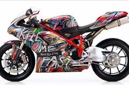 "Ubijalska" poslikava za športni motocikel
