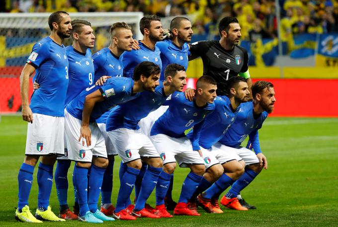 Italijanski nogometaši so znani kot Azzurri, s tem da modra barva ni niti oplazila njihove zastave. | Foto: Reuters