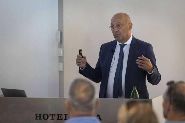Ob legalizaciji jih je pričakalo tudi neprijetno presenečenje, saj so ugotovili, da je celoten restavracijski del črna gradnja, poleg tega pa posega tudi v vodno telo. Hotel Cerkno tudi ni bil vpisan v kataster stavb, je pojasnil Batagelj. | Foto: Bojan Puhek