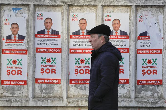 Ilan Šor je predsednik istoimenske stranke Šor. Na fotografiji vidimo njegove plakate z napisom v romunščini in ruščini: Za ljudstvo. | Foto: Guliverimage/Vladimir Fedorenko