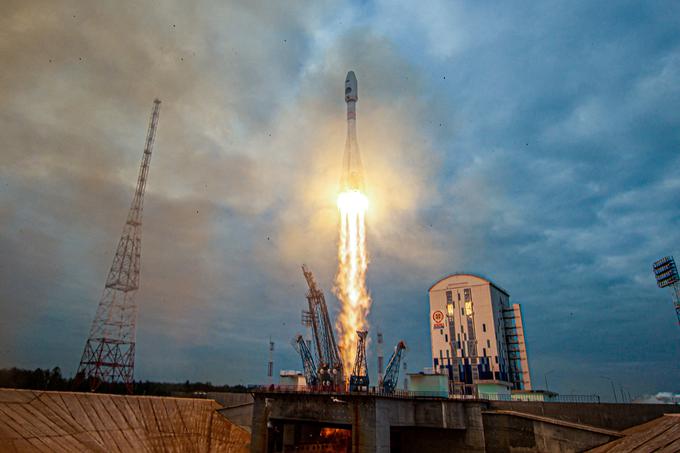 Sonda brez posadke Luna-25, ki so jo pretekli teden izstrelili iz vesoljskega izstrelišča Vostočni na daljnem vzhodu Rusije, je pred tednom dni poslala prve fotografije iz vesolja.  | Foto: Reuters