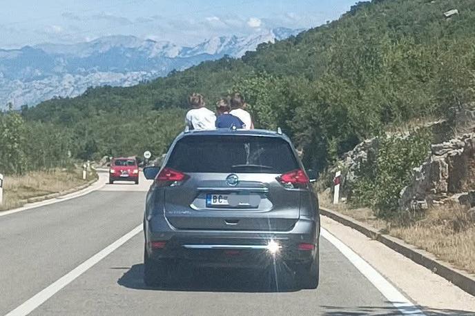 vožnja, nevarnost, turisti, avtomobil | Prizor s ceste je močno razburil javnost. | Foto Prometne zgode i nezgode / Facebook
