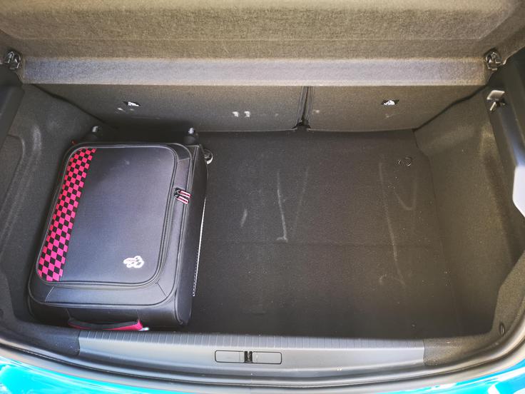 Prtljažnik je soliden, a prej majhen kot spodbudno velik. Clio (in zoe) imata večjega. | Foto: Gregor Pavšič