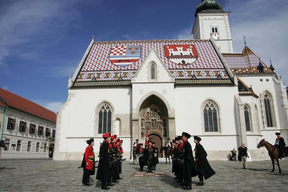 Umrl moški, ki se je zažgal pred vladno stavbo v Zagrebu
