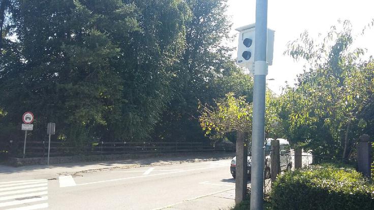 Na Mestni občini Kranj (MOK) poudarjajo, da bodo meritve hitrosti izvajali v enakem obsegu kot do zdaj, le da bodo lokacije radarjev delili z javnostjo. MOK je najela stacionarni radar in zanj kupila štiri ohišja. Merilna mesta bodo določili na podlagi statističnih podatkov izmerjenih hitrosti, predlogov šol in v sodelovanju s policijo. | Foto: Mestna občina Kranj