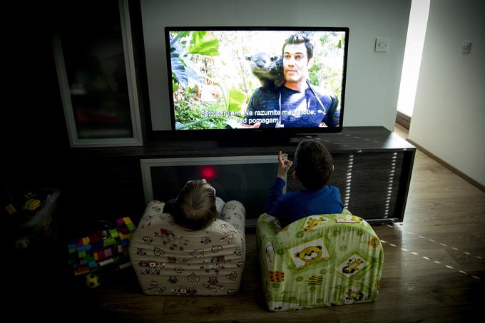 Če želita gledati televizijo, morata sedeti tik pred njo.  | Foto: Ana Kovač