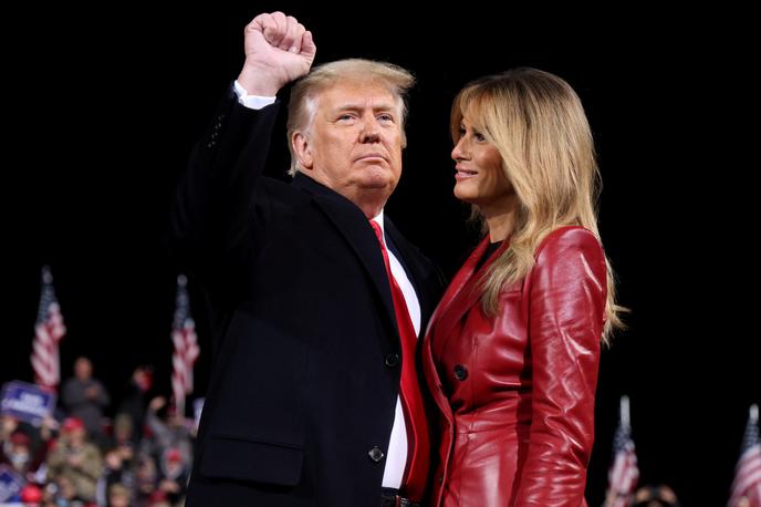 Donald in Melania Trump | Ameriški mediji pišejo, da obstaja možnost, da se Donald in Melania Trump po prihajajočih praznikih ne bosta več vrnila nazaj v Belo hišo. | Foto Reuters