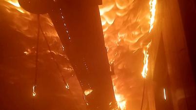 Gasilci so se morali umakniti iz gorečega nebotičnika #video #foto