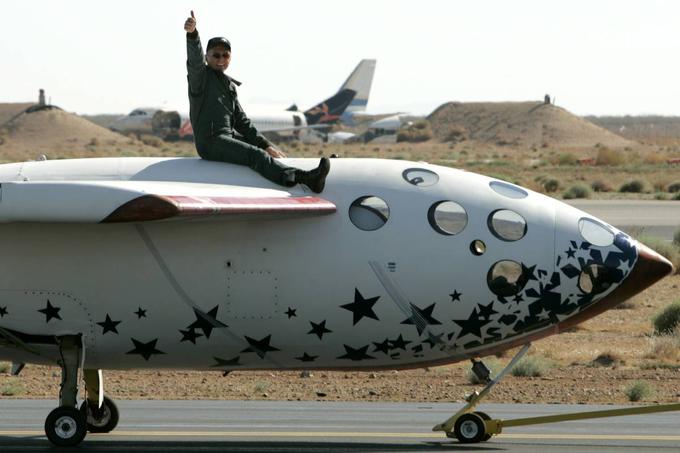 SpaceShipOne je leta 2004 postalo prvo letalo, razvito in zgrajeno z zasebnim kapitalom, ki je poletelo v vesolje. Na letalu na fotografiji sedi Mike Melville, ki je SpaceShipOne pilotiral med prvim poletom v vesolje. Za vesolje se v tem primeru ima prečkanje tako imenovane teoretične Karmanove črte na nadmorski višini 100 kilometrov.  | Foto: Reuters