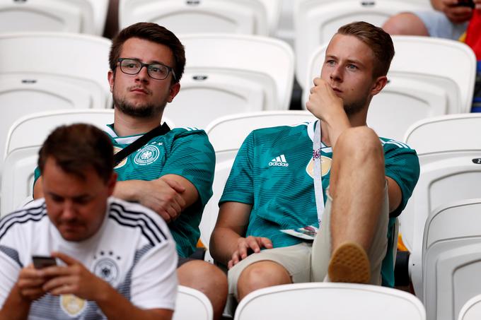 Nemški navijači se sprašujejo, kaj se je zgodilo njihovim nogometašem. | Foto: Reuters