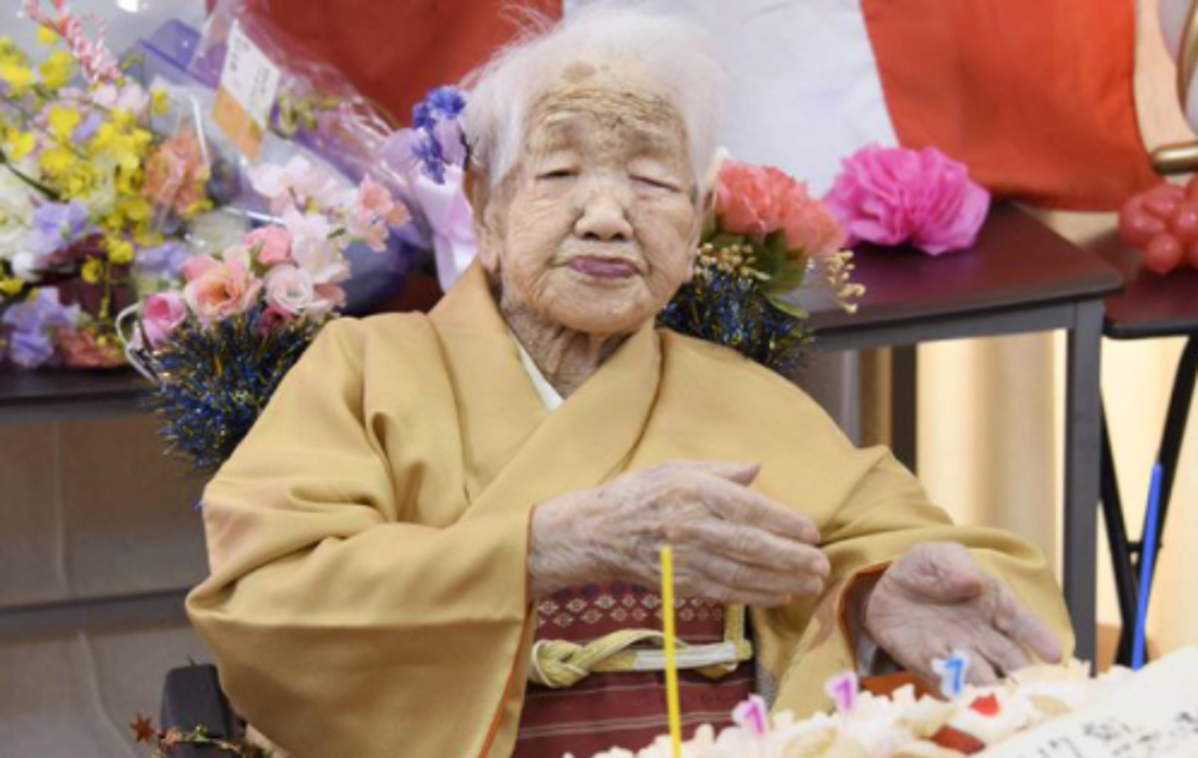Japonka | Kane Tanaka je 119. rojstni dan praznovala v domu za starejše skupaj s sostanovalci. Privoščila si je steklenico najljubše pijače − kokakole. | Foto Twitter