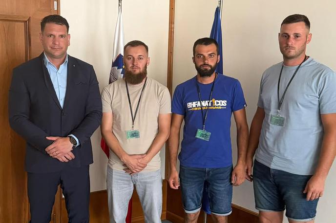 Zoran Stevanović delavci | Stevanović je v petek sprejel tri delavce, ki so v podjetju poslanca Resni.ce Mijiča ostali brez plač. | Foto Facebook/Zoran Stevanović