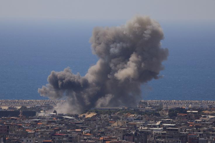 Dim nad libanonskim glavnim mestom Bejrut. | Foto: Reuters