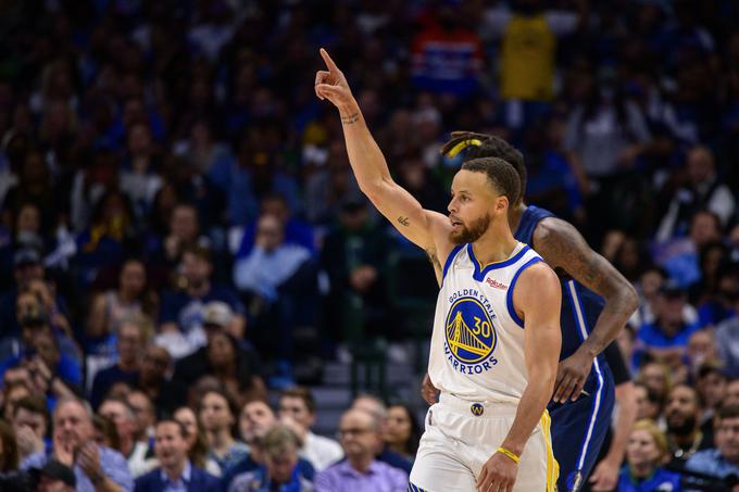 Curry je s 16 točkami poskrbel za prednost gostom po prvem polčasu z 48:47. | Foto: Reuters