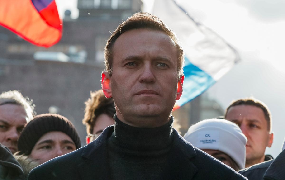 Aleksej Navalni Alexei Navalny Rusija | Navalni se je v četrtek na letalu iz Sibirije proti Moskvi začel nenadoma zelo slabo počutiti. Letalo je nato zasilno pristalo, njega pa so nemudoma prepeljali v bolnišnico v Omsku, kjer so ga namestili na intenzivni negi na oddelku za toksikologijo. | Foto Reuters