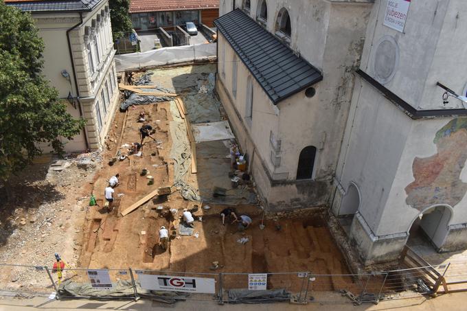 Arheološke raziskave na trgu ob cerkvi sv. Petra v Črnomlju  | Foto: 