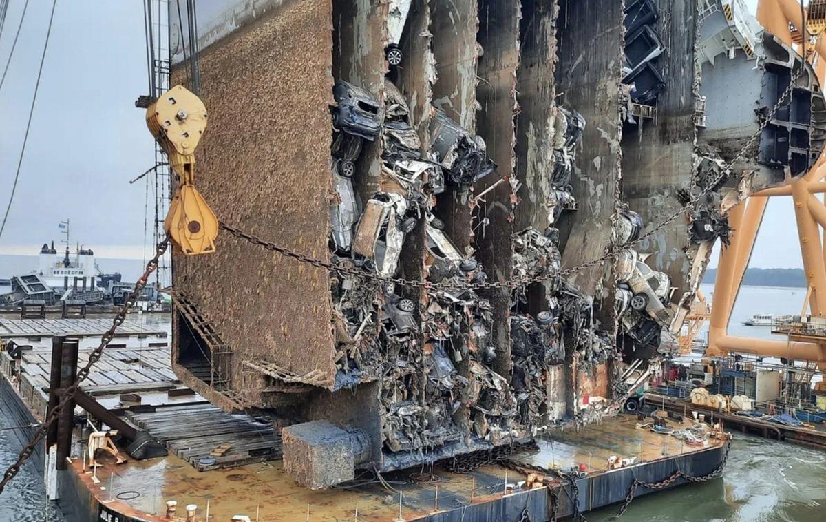 Tovorna ladja Golden Ray | Eden od osmih razrezanih delov 200-metrske ladje za prevoz avtomobilov, ki je bila v lasti Hyundaievega koncerna. | Foto Aurizn
