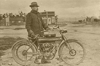 George Wyman je Ameriko prvi prevozil z motociklom