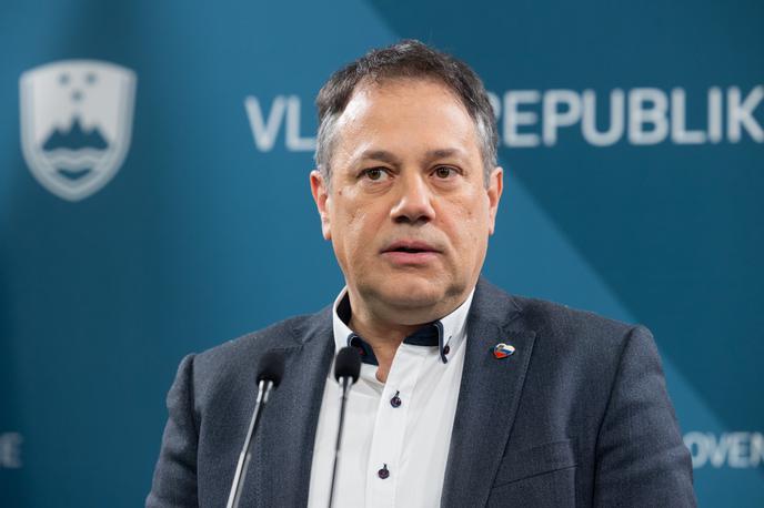 Matej Arčon | "Še vedno verjamem, da so ti grdi napisi delo posameznikov in ne izraz vzdušja in miselnosti v obmejnem prostoru," je povedal minister Matej Arčon. | Foto STA
