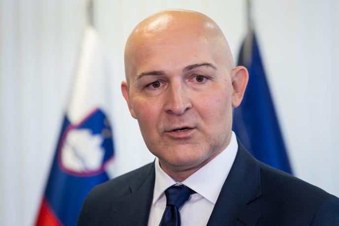 Borut Rončević | "Stanje je alarmantno. To niso sredstva za nove projekte ali dodatne ambicije ministrstva. Ugotovljeni primanjkljaj je resen in zaskrbljujoč," so navedli besede ministra Rončevića. | Foto STA