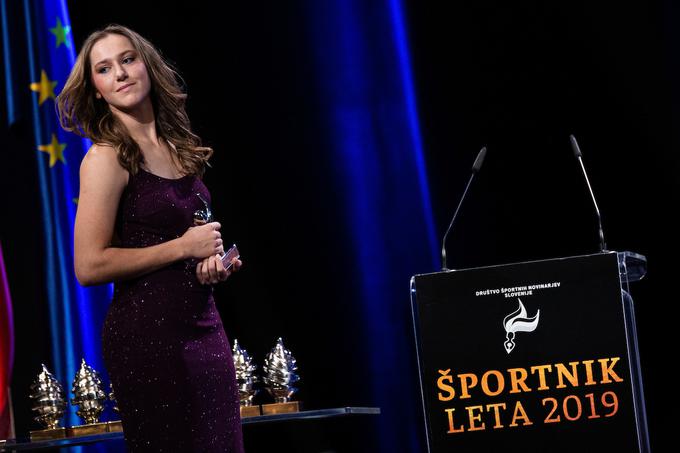Že drugič zaporedoma se je na velikem odru znašla mlada teniška igralka Kaja Juvan. Ljubljančanka je tokrat dobila nagrado najbolj obetavno mlado športno osebnost. | Foto: Sportida