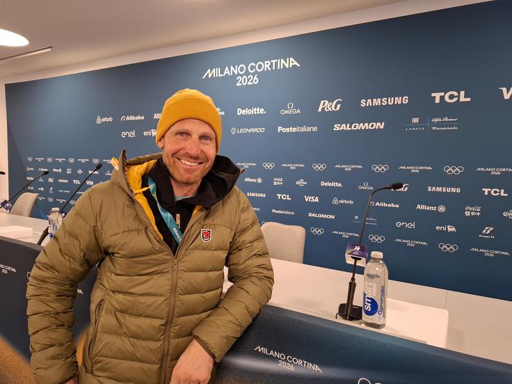 Od tekmovalne upokojitve se je udomačil kot strokovni komentator biatlonskih tekem na RTV Slovenija.  | Foto: Simon Kavčič