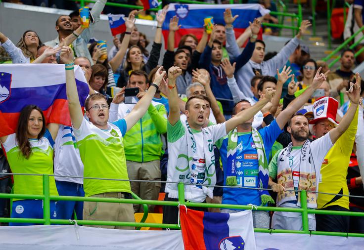 Čeprav jih ni veliko, so slovenski navijači zelo dobro slišani. | Foto: Stanko Gruden, STA