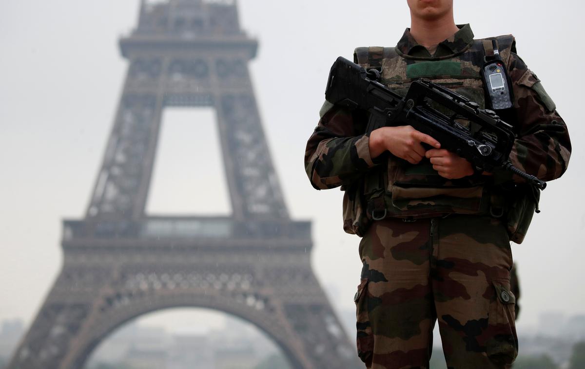Francoski vojak pred Eifflovim stolpom | Okoli Eifflovega stolpa so vzpostavili varnostno območje, strokovnjaki za eksplozive pa so temeljito preiskali območje, po čemer so lahko znova sprostili omejitve. | Foto Reuters