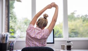 Pisarniška ergonomija – dajte prednosti zdravju in udobju v svojem delovnem prostoru