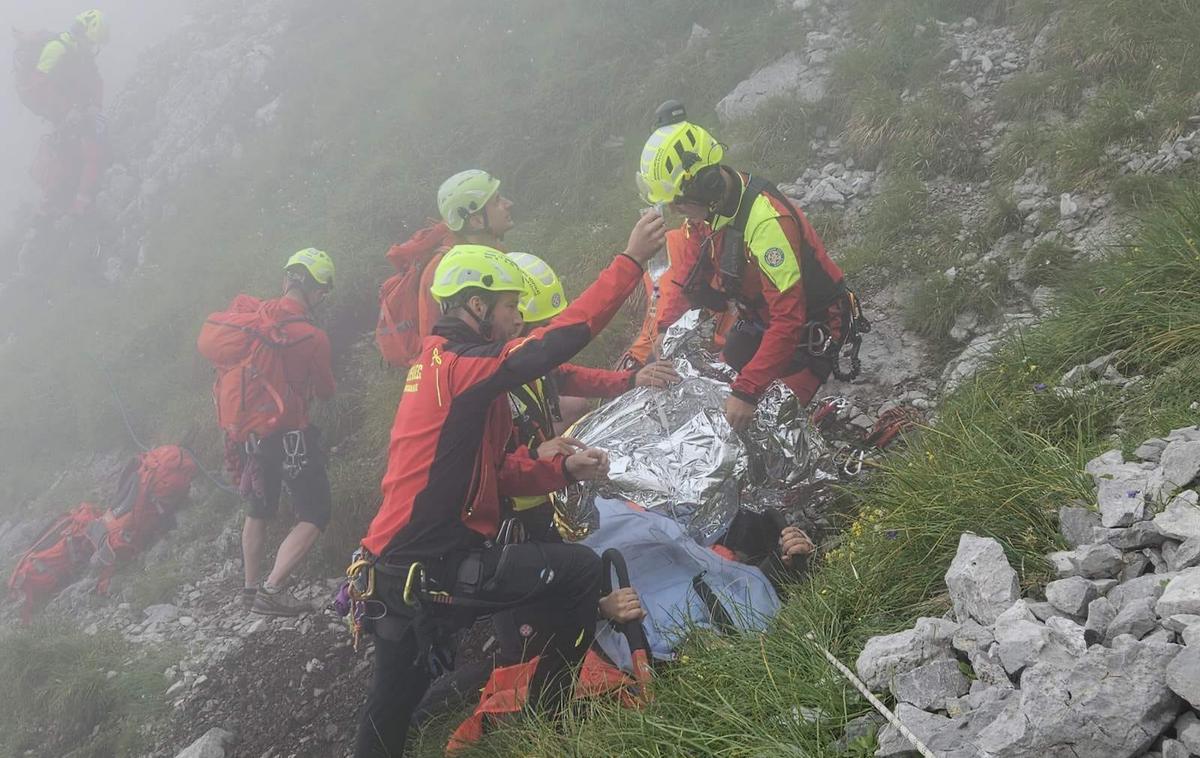 Gorski reševalci | V juniju je bilo največ helikopterskih posredovanj v Julijskih Alpah, in sicer 19, in na 11 zahtevnih ali zelo zahtevnih planinskih poteh. Fotografija je simbolična in prikazuje reševanje, ki je potekalo leta 2023. | Foto Gorska reševalna zveza Slovenije