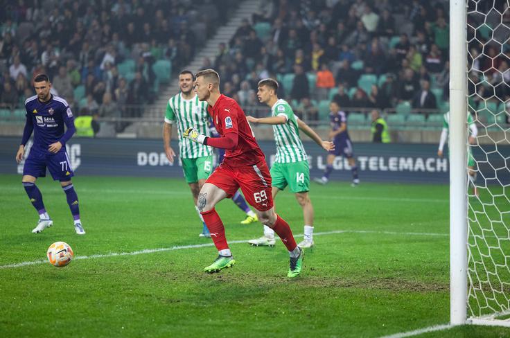 Po dolgem času je za Olimpijo znova branil Matevž Vidovšek in po stari navadi ohranil mrežo nedotaknjeno. | Foto: Vid Ponikvar