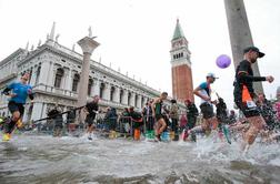 Poglejte, v kakšnih brutalnih pogojih so tekli na beneškem maratonu #video