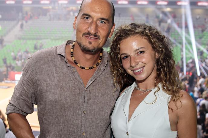 Vid Valič, stand-up komik, voditelj; Valentina Zajtl | Vid Valič se bo z izbranko Valentino poročil v Beli krajini. | Foto Mediaspeed