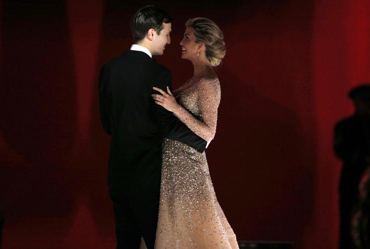 Ivankina obleka je bila po mnenju nekaterih opazovalcev bolj izstopajoča kot Melanijina, obema pa priznavajo, da sta bili zelo lepi in sta upravičili pričakovanja. | Foto: Reuters