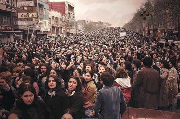Protest žensk v Iranu marca 1979 | Marca 1979 so številne Iranke prvič množično protestirale proti uvedbi strogih pravil glede oblačenja (na fotografiji je protest v Teheranu), ki so med drugim zapovedale nošenje naglavnega pokrivala, znanega kot hidžab. | Foto Wikimedia Commons