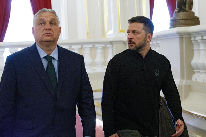 Viktor Orban in Volodimir Zelenski | Ker Ukrajina ni v EU in je pod pritiskom Rusije, si Orban lahko privošči protiukrajinsko politiko. Verjetno je bil prepričan, da bo s protiukrajinsko držo zmagal na letošnjih volitvah. Zmotil se je, ker je podcenjeval madžarsko protirusko usmerjenost. | Foto Guliverimage