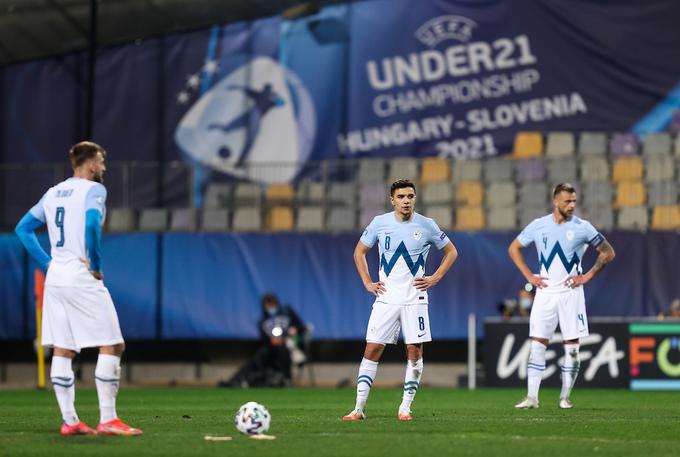 Mladi slovenski nogometaši si ne smejo privoščiti novega poraza. | Foto: Vid Ponikvar