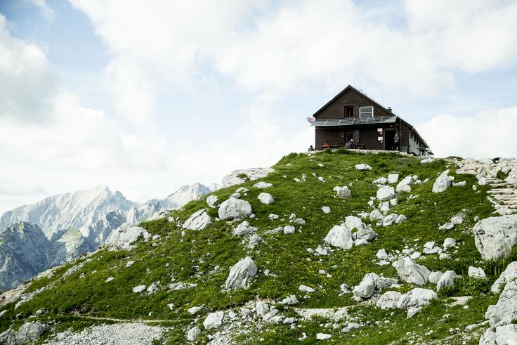 Zasavsko kočo na Prehodavcih so zasavska planinska društva zgradila tik nad nekdanjo italijansko obmejno karavlo. Odprli so jo leta 1954. | Foto: Ana Kovač