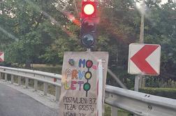 Šala domačinov: za "rojstni dan" so okrasili semafor #foto