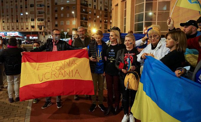 Pred dvorano v Cordobi, kjer so Ukrajinci odigrali tekmo s Španci, se je zbralo nekaj protestnikov, ki so protestirali v znak podpore Ukrajini. | Foto: Guliverimage/Vladimir Fedorenko
