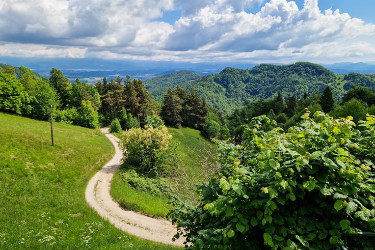 Pogled s terase pred kočo proti Ljubljanski kotlini, Kamniško-Savinjske Alpe so v oblakih. | Foto: Matej Podgoršek