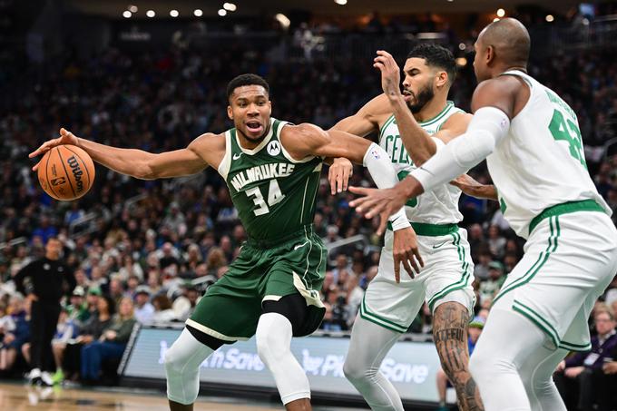 Giannis Antetokounmpo je bil podobno kot Kyrie Irving s 43 točkami prvi strelec večera lige NBA. Tudi Grk je podobno kot zvezdnik Dallasa ostal brez zmage. | Foto: Reuters