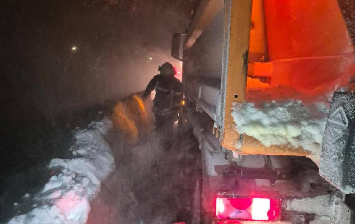 Plitvice | Hrvaški gasilci so na božični večer v bližini Plitviških jezer iz snežnega meteža rešili 48 ljudi. | Foto Facebook/JVP Plitvička jezera