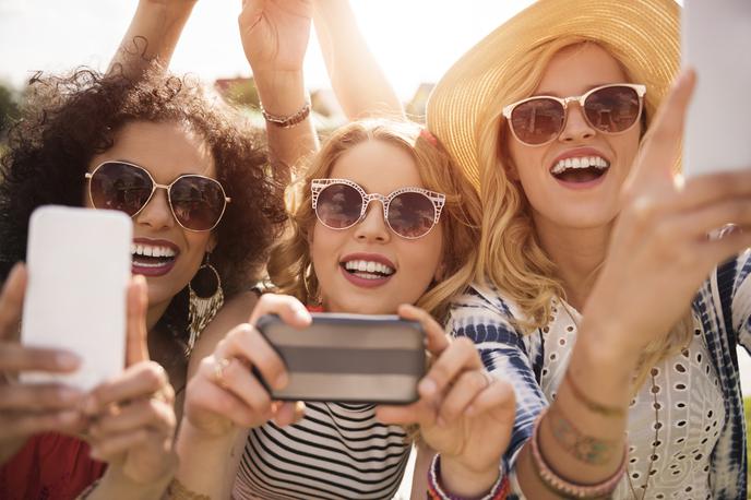 očala, dekleta, ženske , prijateljice, poletje | Foto Thinkstock