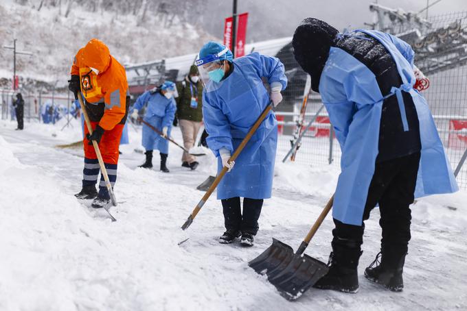 čištilci snega Peking 2022 | Foto: Anže Malovrh/STA