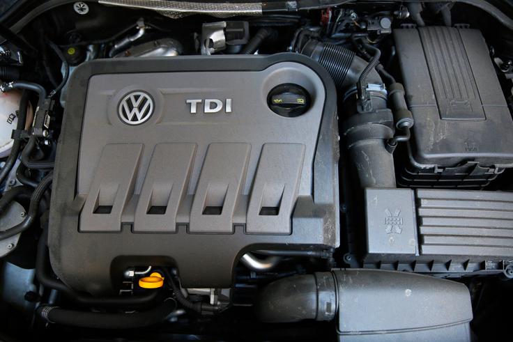 Zaupanje v dizelske motorje se je v Nemčiji zamajalo z izbruhom Volkswagnove dizelske afere. Ker imajo dizelski motorji nižji izpust CO2, bodo še nekaj časa ostali sestavni del flote avtomobilskih proizvajalcev. | Foto: Reuters